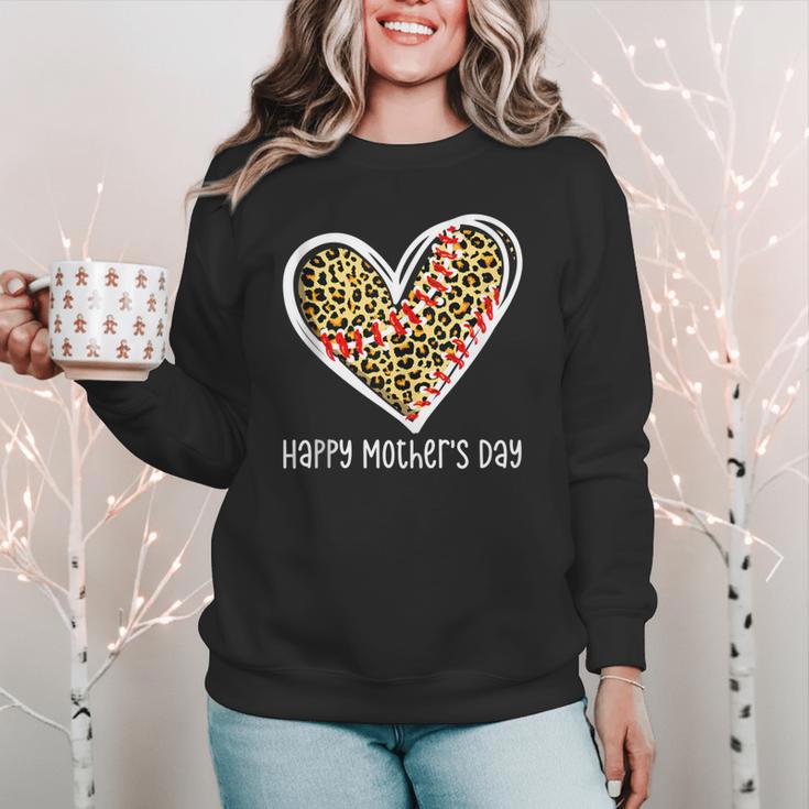 Softball Baseball Mom Valentine Leopard Heart Mother's Day Women Crewneck Sweatshirt