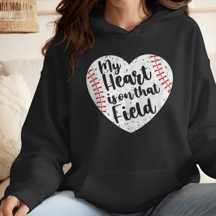 Retro My Heart Is On That Field Baseball Mom Mother's Day Wmen Hoodie