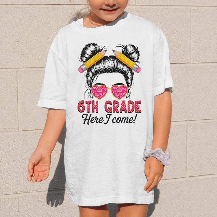6th Grade Here I Come Messy Bun Hair Back To School Girls Graphic Kid T-Shirt 6th Grade Here I Come Messy Bun Hair Back To School Girls Graphic Kid T-Shirt