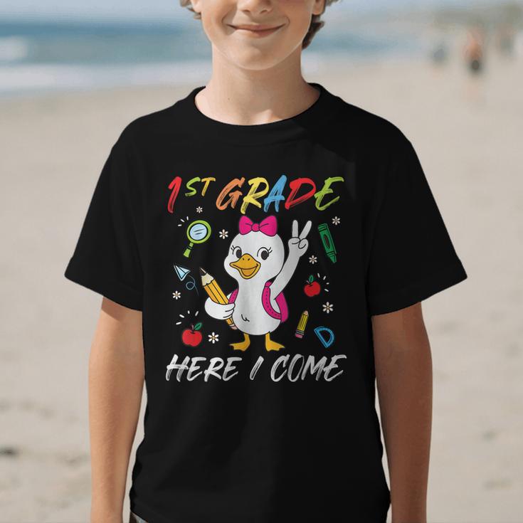 Girls Goose 1st Grade Here I Come Back To School Kids Graphic Kid T-Shirt Girls Goose 1st Grade Here I Come Back To School Kids Graphic Kid T-Shirt