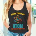 Never Trust An Atom グラフィック皮肉tシャツ タンクトップ
