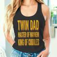 Twin Dad 父の日 ツインダッド メイヘムのマスター 抱きしめる王様 タンクトップ