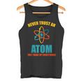 Never Trust An Atom グラフィック皮肉tシャツ タンクトップ