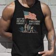 May We Never Forget Freedom Isnt Free アメリカ国旗 ベテラン タンクトップ 彼への贈り物