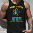 Never Trust An Atom グラフィック皮肉tシャツ タンクトップ 彼への贈り物