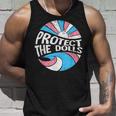 Protect The Dolls、トランスジェンダーlgbt、トランスジェンダーの権利 タンクトップ 彼への贈り物
