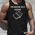 This Machine Kills Fascism 本読書 反トランプ タンクトップ 彼への贈り物
