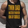 Twin Dad 父の日 ツインダッド メイヘムのマスター 抱きしめる王様 タンクトップ 彼への贈り物