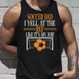 審判に自分の仕事みたいに怒鳴るよ。サッカーパパ。 長袖tシャツ タンクトップ 彼への贈り物