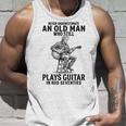 Never Underestimate An Old Man Who Who Guitar タンクトップ 彼への贈り物