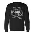 Keep Calm The Barber Is Here ショップ ヘアドレッサー バーバー 長袖Tシャツ ギフトのアイデア