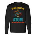 Never Trust An Atom グラフィック皮肉tシャツ 長袖Tシャツ ギフトのアイデア