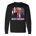 トランプは決して降伏しない 共和党大統領ドナルド・トランプ 長袖Tシャツ ギフトのアイデア