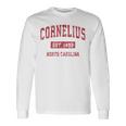 Cornelius North Carolina Nc ビンテージスポーツデザイン レッドデザイン 長袖Tシャツ ギフトのアイデア