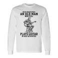 Never Underestimate An Old Man Who Who Guitar 長袖Tシャツ ギフトのアイデア