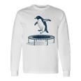 面白いペンギンがトランポリンでジャンプ 長袖Tシャツ ギフトのアイデア