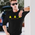 Keep Yourocial Distance 3つのイエローラバーダックグラフィック 長袖Tシャツ 彼への贈り物