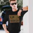 インドネシアの伝統的なバティックパターンの地図。 長袖Tシャツ 彼への贈り物