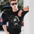 オズワルドウサギの手を振るウサギ 長袖Tシャツ 彼への贈り物