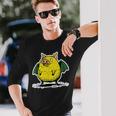 コウモリの翼を持つ空飛ぶブタのユーモアアート 長袖Tシャツ 彼への贈り物