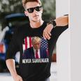 トランプは決して降伏しない 共和党大統領ドナルド・トランプ 長袖Tシャツ 彼への贈り物
