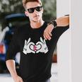 ハートを形作る漫画の手 ネパール国旗 長袖Tシャツ 彼への贈り物