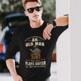 老人はギターを弾く セブンティーズ・ギタリストを過小評価するな 長袖Tシャツ 彼への贈り物