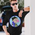 耳付きニットキャップを被った青年 河童の子を抱きながらガムを膨らます 長袖Tシャツ 彼への贈り物