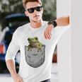 カエルの胸ポケット。 長袖Tシャツ 彼への贈り物