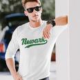 ニューアークオハイオ州ヴィンテージスポーツグラフィック。 長袖Tシャツ 彼への贈り物