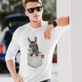 ポケットの中のロバのぞくかわいい動物のロバ 長袖Tシャツ 彼への贈り物