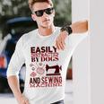 犬やミシンに気を取られやすい おもしろ裁縫 長袖Tシャツ 彼への贈り物