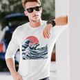 神奈川沖のビッグウェーブでサーフィンをするサーファーのカピバラ 長袖Tシャツ 彼への贈り物