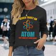 Never Trust An Atom グラフィック皮肉tシャツ 長袖Tシャツ 彼女への贈り物