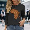 クールなアフリカの地図布、伝統的なアフリカのケンテ布。 長袖Tシャツ 彼女への贈り物