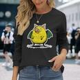 コウモリの翼を持つ空飛ぶブタのユーモアアート 長袖Tシャツ 彼女への贈り物