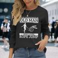 縄跳び 縄跳びが大好きな老人を過小評価しない 長袖Tシャツ 彼女への贈り物