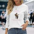 70年代のオールドマンギターを過小評価しないでください 長袖Tシャツ 彼女への贈り物