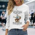 まだギターを弾く老人 70年代 おじいちゃん ヴィンテージ 長袖Tシャツ 彼女への贈り物