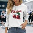 レトロなさくらんぼのイラスト 大胆な赤い果実 ヴィンテージ付き 長袖Tシャツ 彼女への贈り物