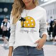 楽しいピックルボールシャツ、Happy Hour、大きなピックルボールの夕日。 長袖Tシャツ 彼女への贈り物