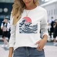 神奈川沖のビッグウェーブでサーフィンをするサーファーのカピバラ 長袖Tシャツ 彼女への贈り物