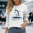 面白いペンギンがトランポリンでジャンプ 長袖Tシャツ 彼女への贈り物