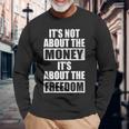It's Not About Money It's About Freedom お金ではなく、自由を手に入れるために 長袖Tシャツ 高齢者への贈り物