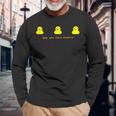 Keep Yourocial Distance 3つのイエローラバーダックグラフィック 長袖Tシャツ 高齢者への贈り物
