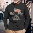 May We Never Forget Freedom Isnt Free アメリカ国旗 ベテラン 長袖Tシャツ 高齢者への贈り物