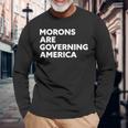 Morons Are Governing America 長袖Tシャツ 高齢者への贈り物