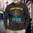 Never Trust An Atom グラフィック皮肉tシャツ 長袖Tシャツ 高齢者への贈り物