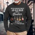 Never Underestimate An Old Man With A Guitar 長袖Tシャツ 高齢者への贈り物