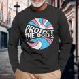 Protect The Dolls、トランスジェンダーlgbt、トランスジェンダーの権利 長袖Tシャツ 高齢者への贈り物